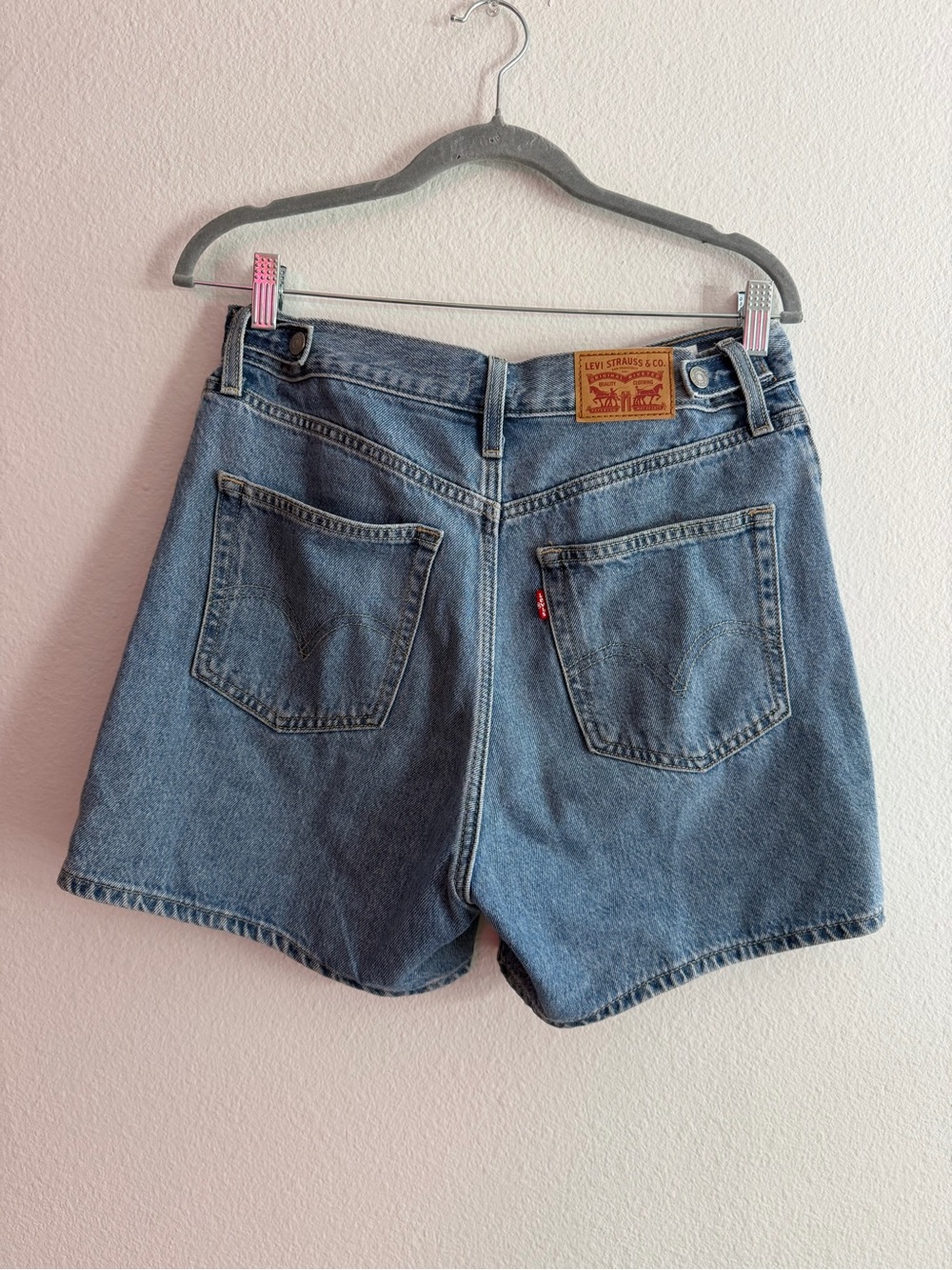 Levi’s Women’s Cinch Mid-Thigh Lightweight Denim Shorts Size 29 - Picture 4 of 7